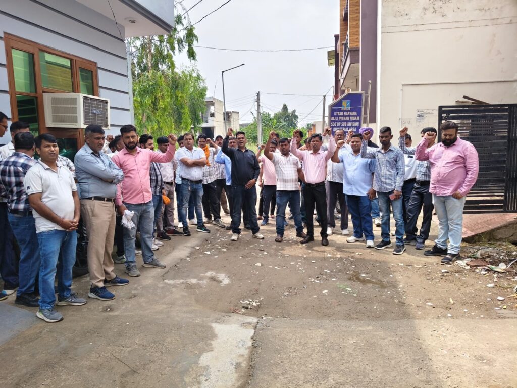 वादाखिलाफी के विरोध में अम्बाला में वर्क सस्पेंड कर किया विरोध प्रदर्शन 2 2