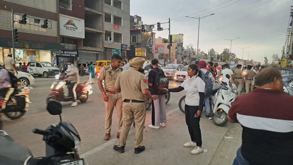 अम्बाला में HSRP व बिना नंबर प्लेट वाहनों पर पुलिस की बड़ी कार्रवाई: 2 हजार से अधिक चालान, अपराध पर लगेगी लगाम — एसपी अम्बाला 19 20250521 173612