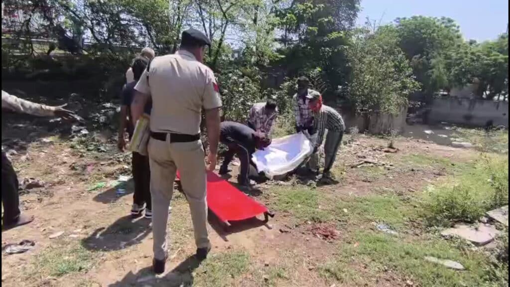 नाले में मिली युवक की लाश, हाथ पर गुदा है नाम ‘सुरजीत’, पुलिस ने गुमशुदा व्यक्ति से जोड़ने की जताई संभावना 17 222