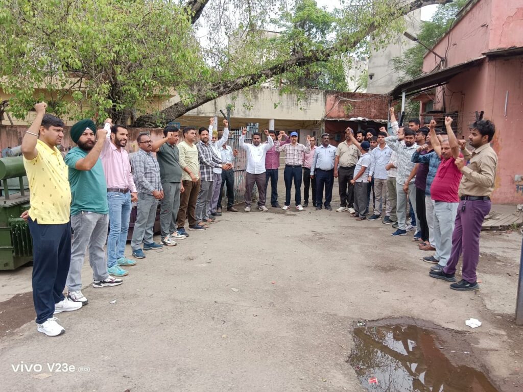 वादाखिलाफी के विरोध में अम्बाला में वर्क सस्पेंड कर किया विरोध प्रदर्शन 3 5