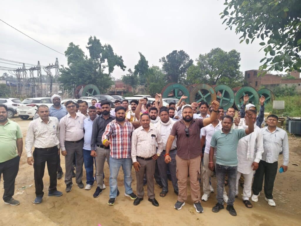 Ambala: वादाखिलाफी के विरोध में एच एस ई बी वर्कर यूनियन का 2 घंटे वर्क सस्पेंड कर किया विरोध प्रदर्शन 18 WhatsApp Image 2025 05 02 at 11.23.54 280b56c3