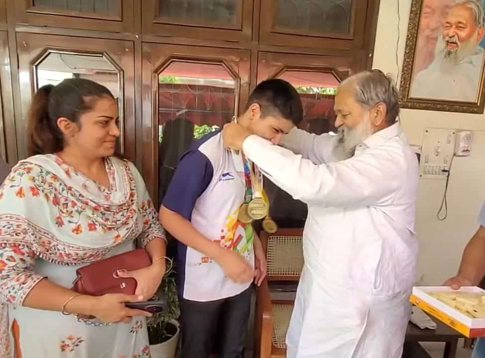 खेलो इंडिया यूथ गेम्स में कांस्य पदक जीतने वाली हरनूर कौर को मंत्री अनिल विज ने किया सम्मानित 15 WhatsApp Image 2025 05 17 at 16.01.33 2c01ea0a