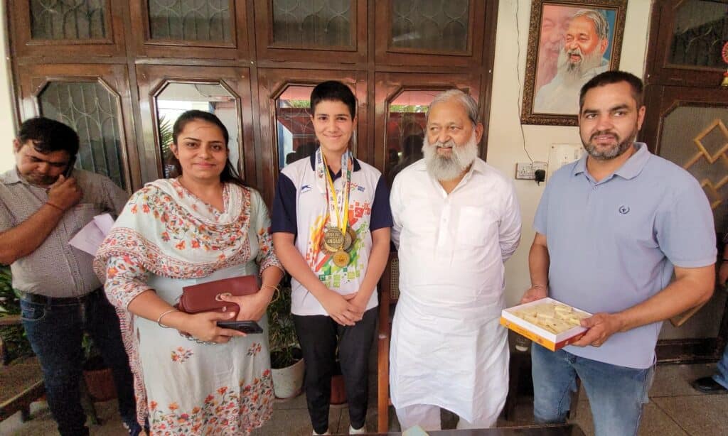 खेलो इंडिया यूथ गेम्स में कांस्य पदक जीतने वाली हरनूर कौर को मंत्री अनिल विज ने किया सम्मानित 16 WhatsApp Image 2025 05 17 at 16.01.34 d682d412