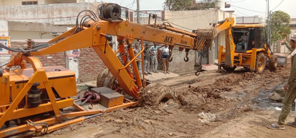 सड़क बनी दलदल, जेसीबी भी हारी अभी रात भर चला फसे वाहनों को निकालने का काम 19 WhatsApp Image 2025 05 22 at 11.23.54 9a1a316e