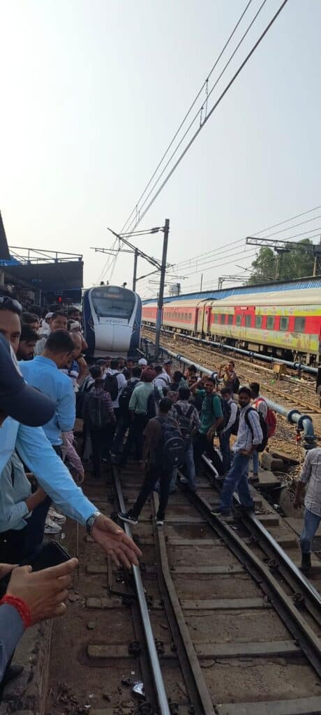 अंबाला कैंट स्टेशन पर फिर हंगामा: ट्रेन के लेट होने पर वंदे भारत के आगे ट्रैक पर उतरे यात्री, अधिकारियों के आश्वासन पर 8:18 बजे चली ट्रेन 16 WhatsApp Image 2025 05 23 at 08.49.06 ad549857