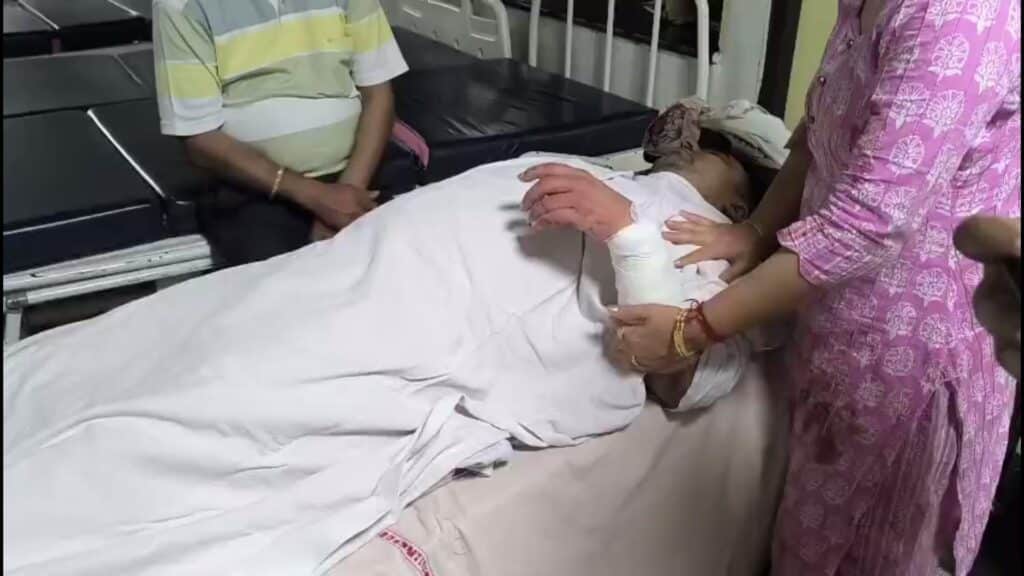 महेशनगर थाना क्षेत्र में मिर्ची डालकर पिता-पुत्र पर हमला, लूटपाट कर चाकू से किया घायल 19 vMix Capture 12 May 2025 14 57 22