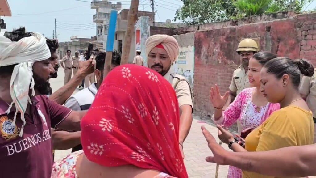 सांरगपुर गांव में स्कूल की पंचायती जमीन से अतिक्रमण हटाया गया, विरोध कर रहे 9 लोग को पुलिस ने किया काबू भारी हंगामा 20 vMix Capture 20 May 2025 20 00 11 1