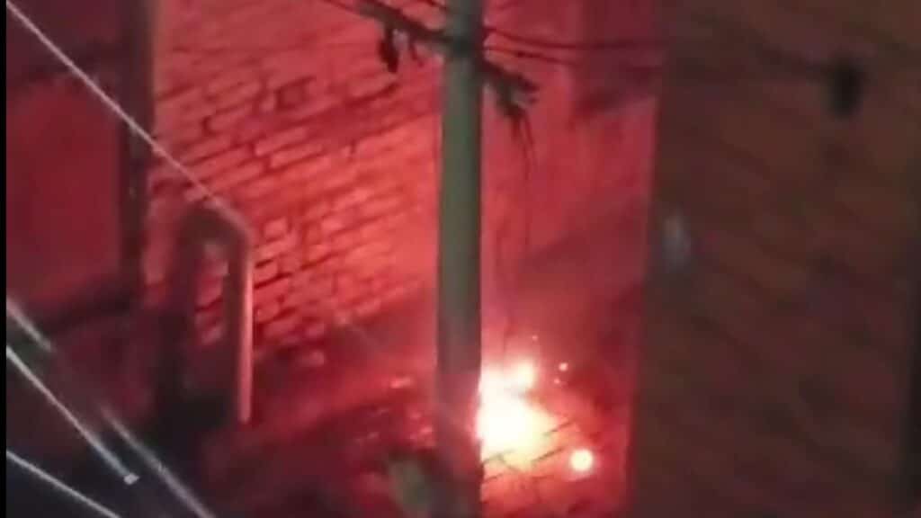अम्बाला के वाल्मीकि नगर में हाईटेंशन तारों में धमाके, दहशत में डूबे स्थानीय लोग गर्मी से पहले व्यवस्थाएं दुरुस्त करने के आदेश के बावजूद हादसा, बिजली विभाग पर उठे सवाल 15 vMix Capture 30 May 2025 00 24 22