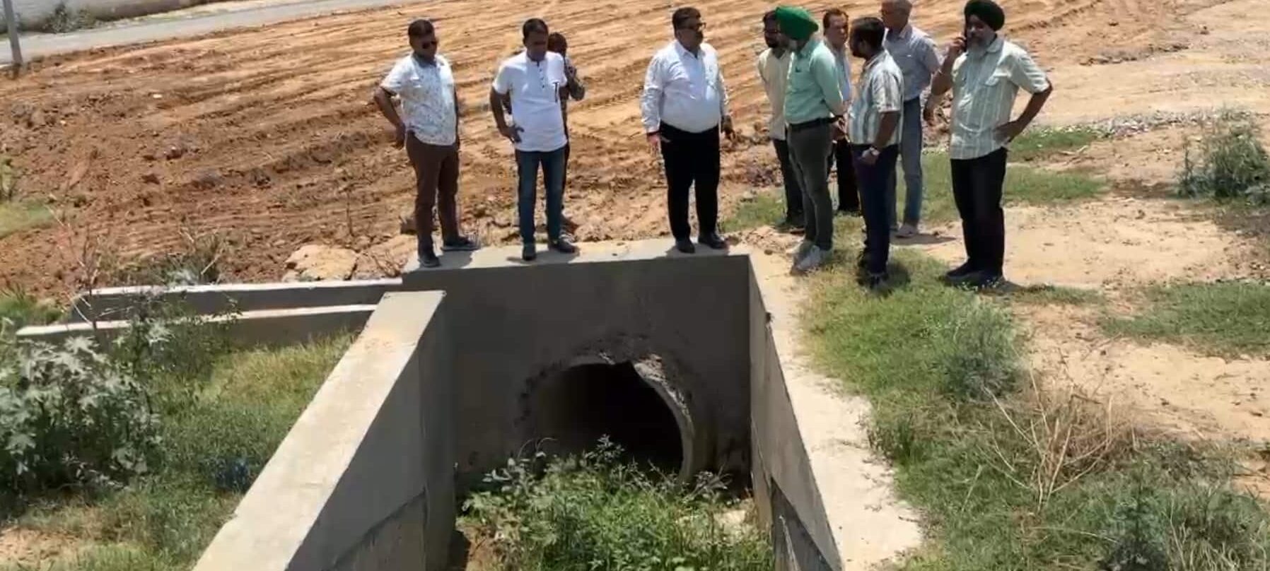 एडवोकेट संदीप सचदेवा ने किया रेलवे पुलियों का निरीक्षण, जल निकासी को लेकर जताई चिंता 1 1001628478 edited