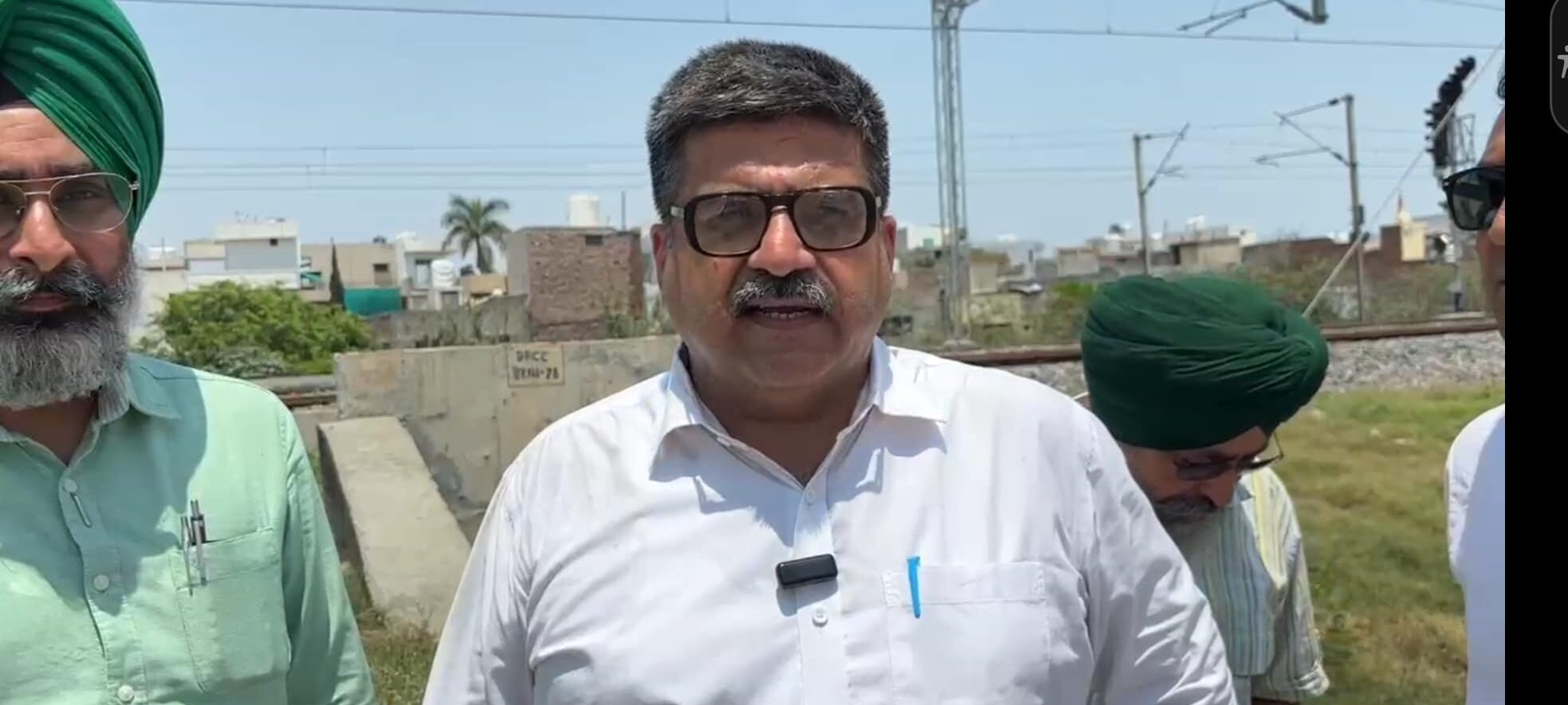 एडवोकेट संदीप सचदेवा ने किया रेलवे पुलियों का निरीक्षण, जल निकासी को लेकर जताई चिंता 4 1001628479 edited
