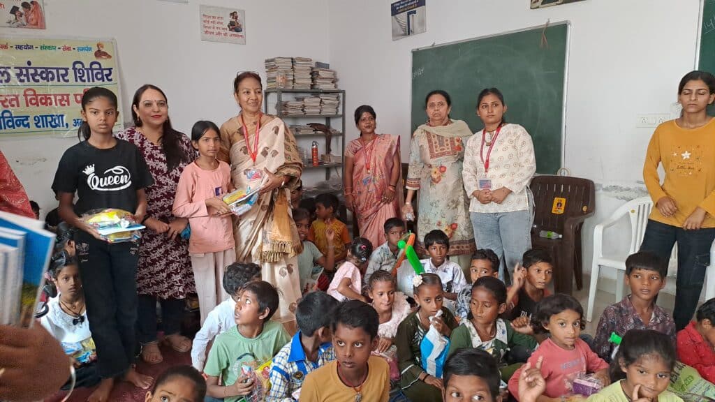 माँ की पाठशाला, टैगोर गार्डन में विश्व मानवाधिकार परिषद द्वारा फादर्स डे का भव्य आयोजन 2 20250615 123945