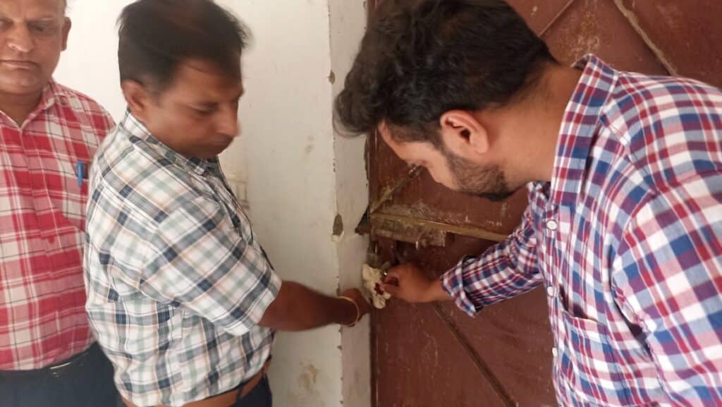 अवैध मोबाइल टावर पर नगर परिषद की सख्त कार्रवाई: मंत्री विज के निर्देशों के बाद हरकत में आया प्रशासन, बिल्डिंग सील 16 IMG 20250602 WA0008