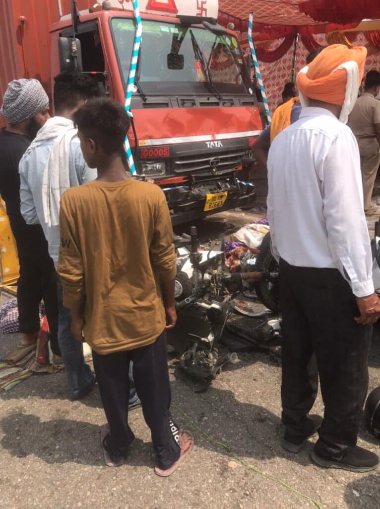 तेज़ रफ़्तार कैंटर ने छबील में घुसकर कुचला, धार्मिक सेवा के बीच मचा कोहराम – एक की मौत, कई घायल 1 IMG 20250614 WA0007