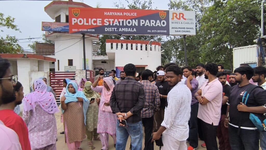 अम्बाला छावनी में यश सुसाइड केस को लेकर पड़ाव थाना के बाहर हंगामा 1 IMG 20250623 WA0001