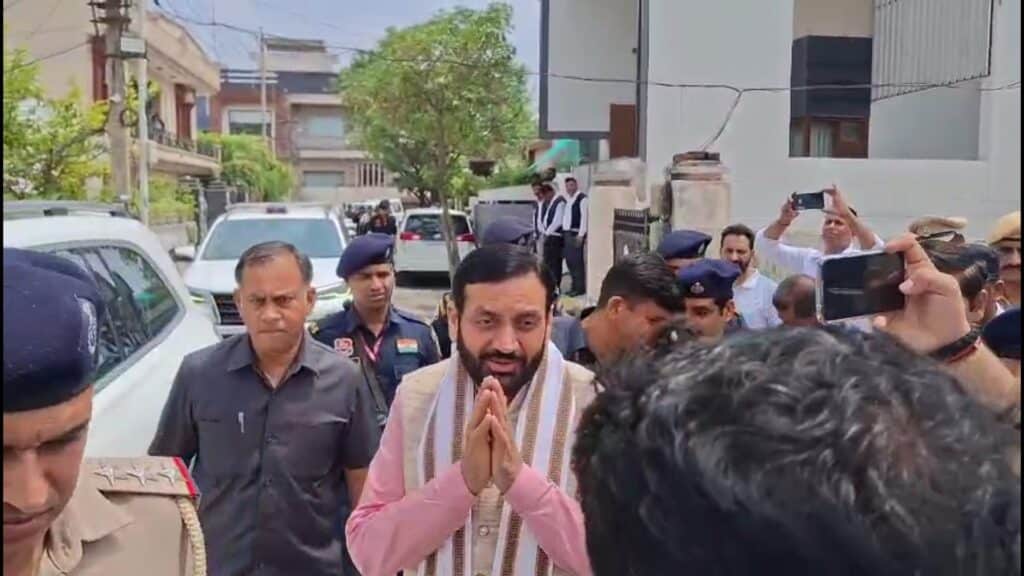 हरियाणा: सीएम नायब सिंह सैनी ने अनिल विज के निवास पर जाकर जाना हाल 1 vMix Capture 21 June 2025 14 37 54