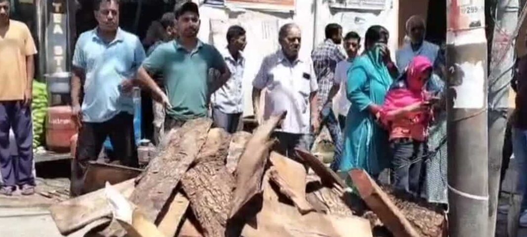 महिला सरपंच की आत्मदाह की कोशिश नाकाम, पुलिस ने किया गिरफ्तार – पंचायत जमीन पर कब्जा हटाने की मांग को लेकर उठाया कदम 2 WhatsApp Image 2025 07 02 at 15.17.22 ad31b4ff edited