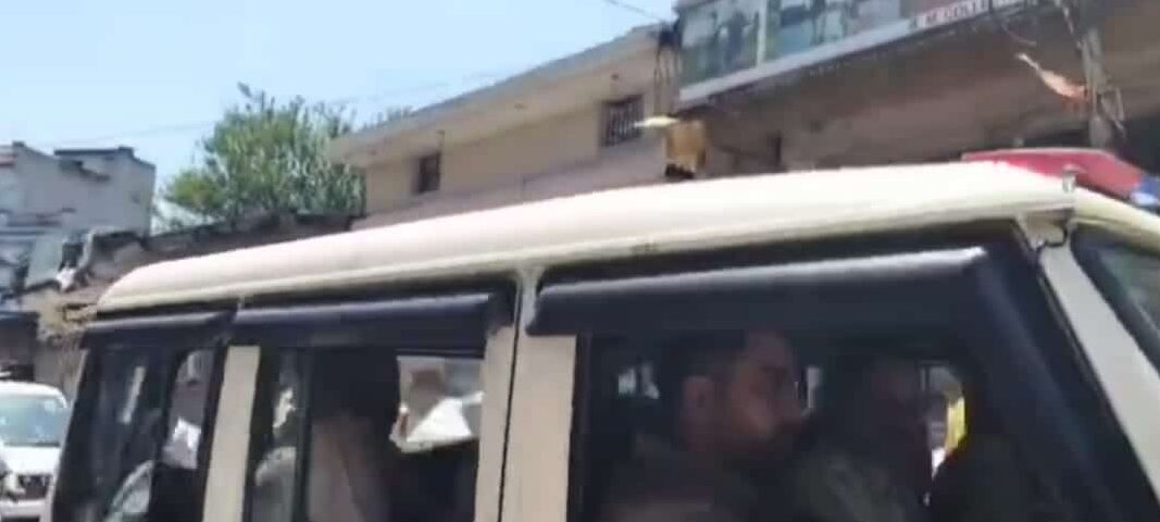 महिला सरपंच की आत्मदाह की कोशिश नाकाम, पुलिस ने किया गिरफ्तार – पंचायत जमीन पर कब्जा हटाने की मांग को लेकर उठाया कदम 4 WhatsApp Image 2025 07 02 at 15.17.23 715d2309 edited