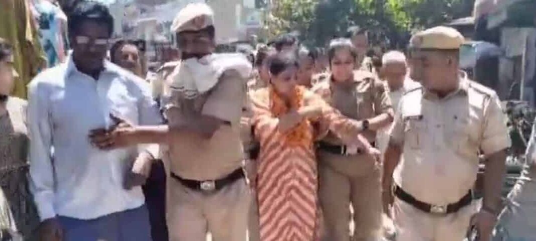 महिला सरपंच की आत्मदाह की कोशिश नाकाम, पुलिस ने किया गिरफ्तार – पंचायत जमीन पर कब्जा हटाने की मांग को लेकर उठाया कदम 1 WhatsApp Image 2025 07 02 at 15.17.23 83a5d146 edited