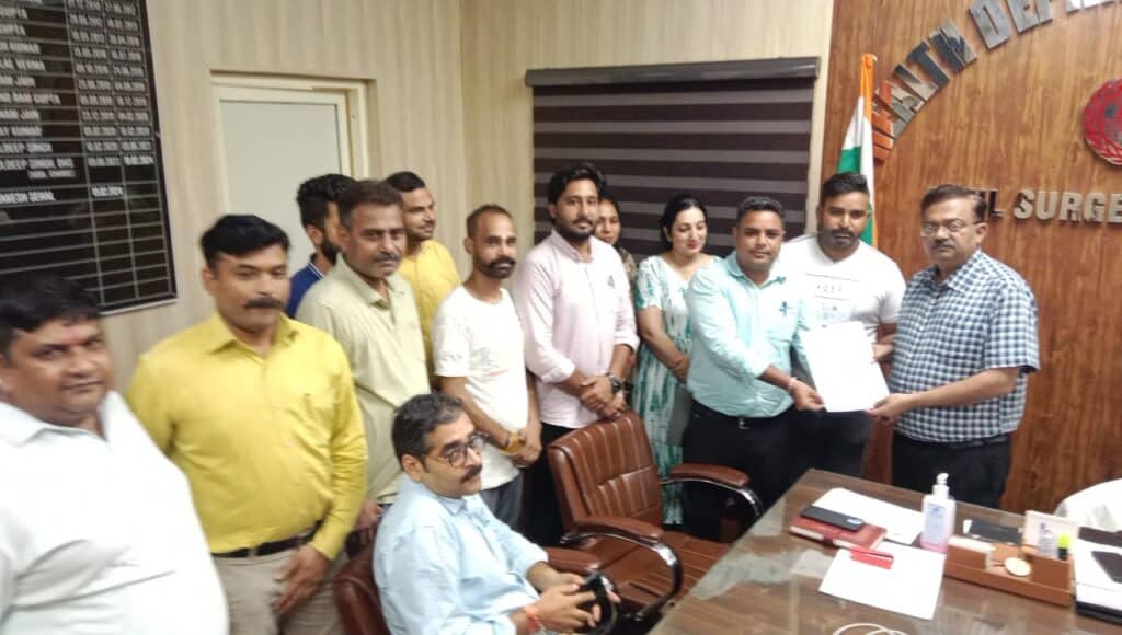 वेतन न मिलने से नाराज़ NHM कर्मचारी, मुख्यमंत्री के नाम सौंपा ज्ञापन – 9 अगस्त तक समाधान नहीं तो काली राखी बांध करेंगे विरोध 1 WhatsApp Image 2025 08 07 at 18.16.24 292293b9