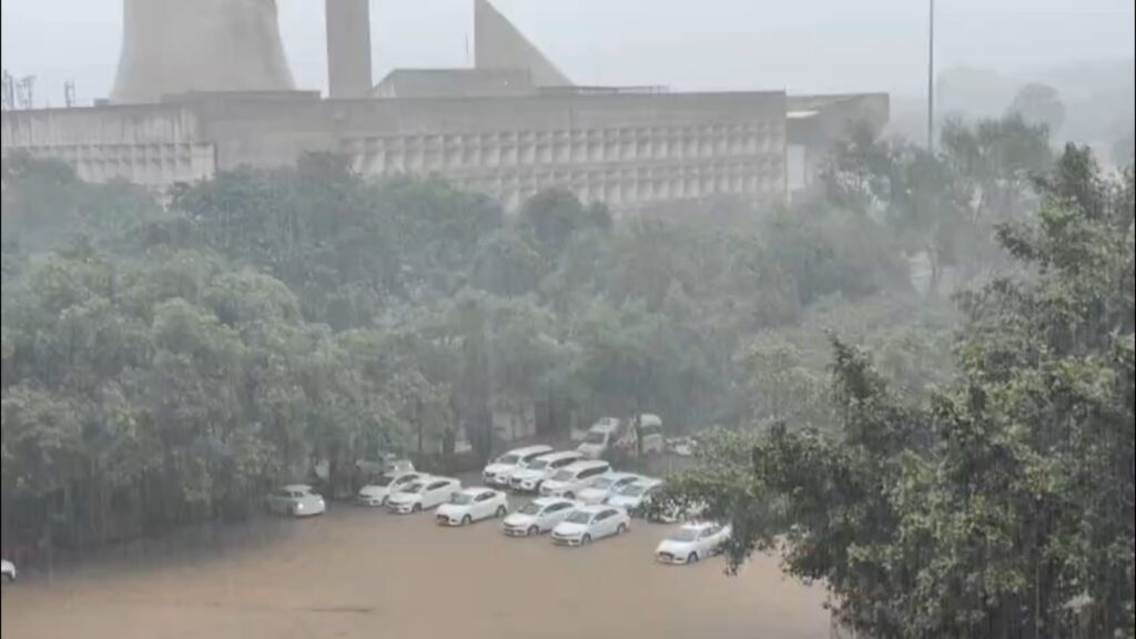 भारी बारिश से सिटी ब्यूटीफुल की रफ्तार थमी, जलभराव से अंडरपास बंद 1 vMix Capture 19 August 2025 18 18 58