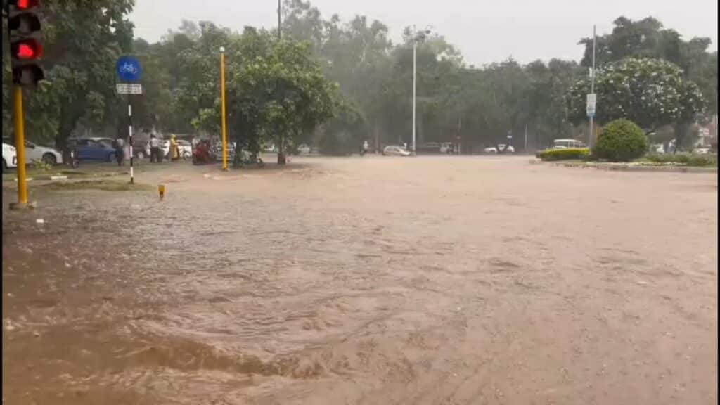 भारी बारिश से सिटी ब्यूटीफुल की रफ्तार थमी, जलभराव से अंडरपास बंद 4 vMix Capture 19 August 2025 18 19 39