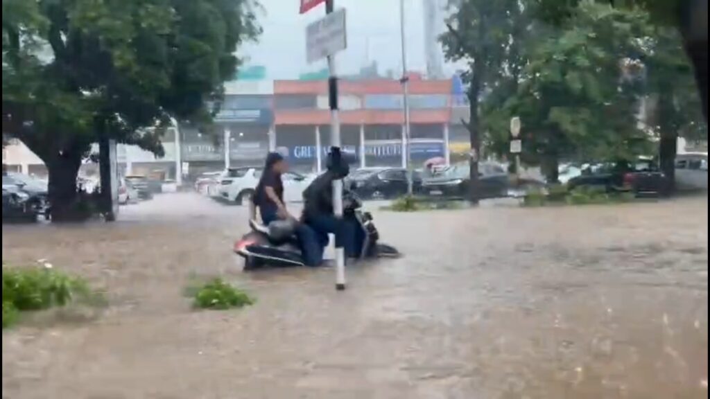 भारी बारिश से सिटी ब्यूटीफुल की रफ्तार थमी, जलभराव से अंडरपास बंद 2 vMix Capture 19 August 2025 18 20 10