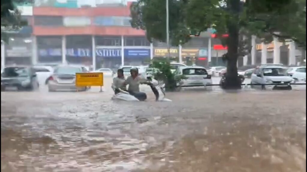 भारी बारिश से सिटी ब्यूटीफुल की रफ्तार थमी, जलभराव से अंडरपास बंद 3 vMix Capture 19 August 2025 18 20 19
