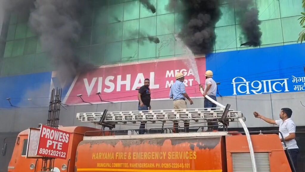 अंबाला में विशाल मेगा मार्ट में भीषण आग, घंटों की मशक्कत के बाद काबू 2 vMix Capture 09 September 2025 13 13 12