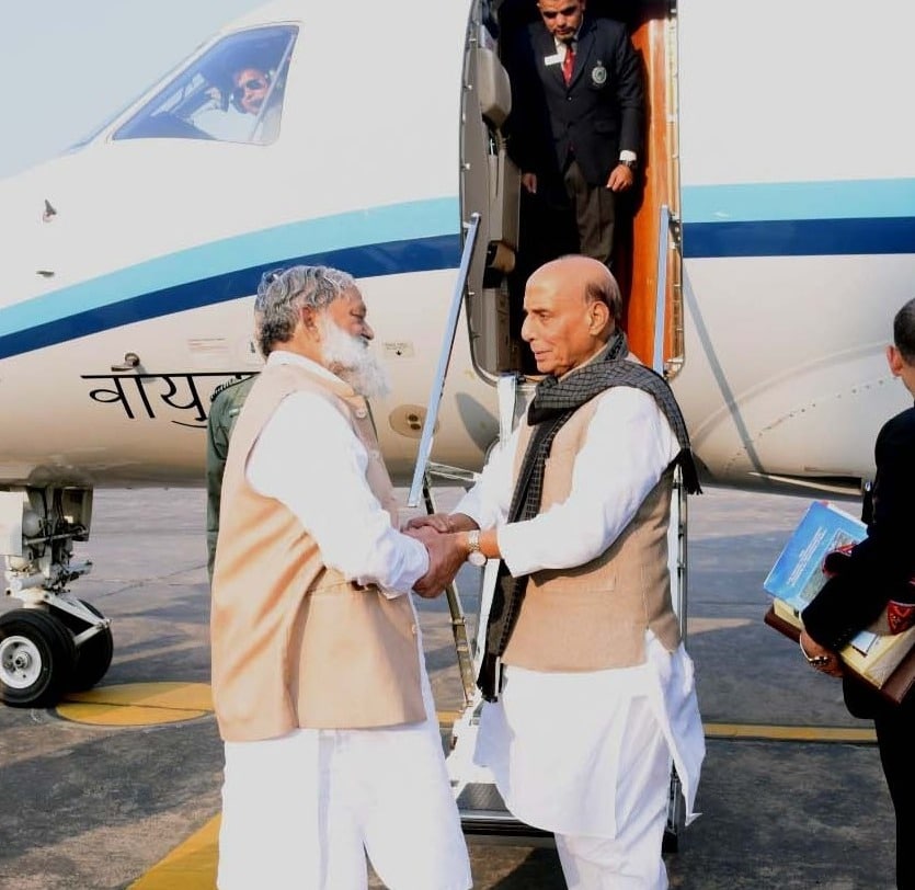 रक्षामंत्री राजनाथ सिंह का अम्बाला छावनी एयरफोर्स स्टेशन आगमन पर हरियाणा ऊर्जा, परिवहन एवं श्रम मंत्री अनिल विज ने गर्मजोशी से किया स्वागत अभिनंदन 2 2