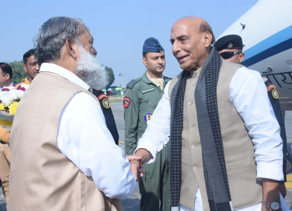 रक्षामंत्री राजनाथ सिंह का अम्बाला छावनी एयरफोर्स स्टेशन आगमन पर हरियाणा ऊर्जा, परिवहन एवं श्रम मंत्री अनिल विज ने गर्मजोशी से किया स्वागत अभिनंदन 1 WhatsApp Image 2025 11 25 at 3.11.19 PM