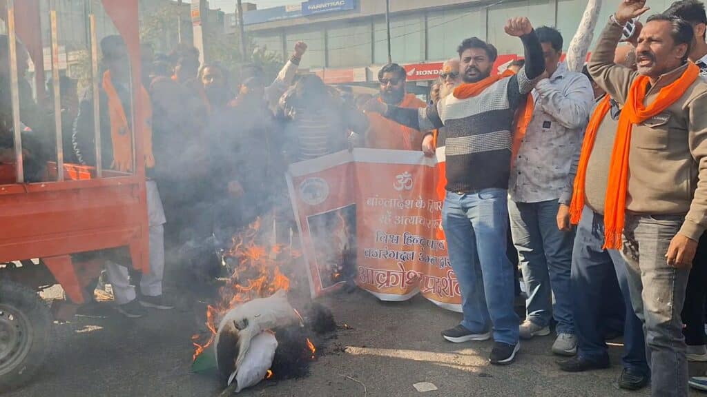 बांग्लादेश में हिंदुओं पर अत्याचार के विरोध में विहिप का प्रदर्शन, पुतला फूंका 2 Snapshot 5