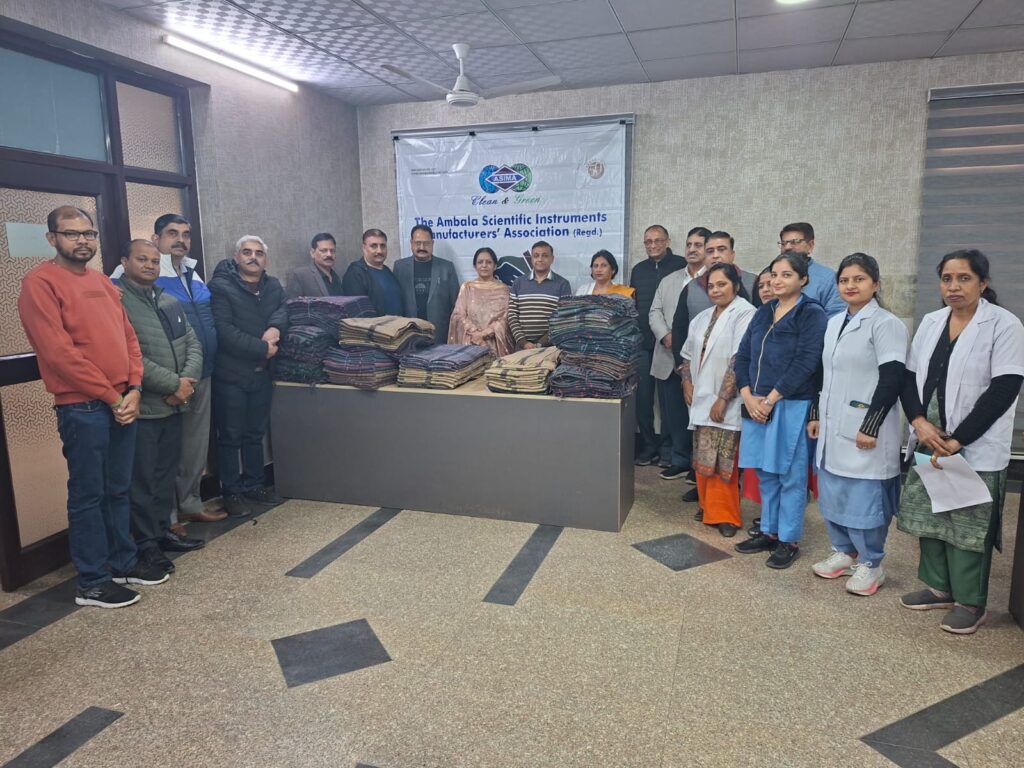 अम्बाला साइंटिफिक इंस्ट्रूमेंट्स मैन्युफैक्चरर्स एसोसिएशन ने नागरिक अस्पताल को भेंट किए 100 कंबल 1 WhatsApp Image 2025 12 24 at 2.52.48 PM