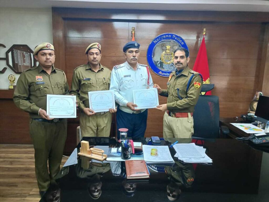दिल का दौरा पड़ने पर पीड़ित की जान बचाने वाले पुलिसकर्मियों को एसपी अंबाला ने प्रशंसा-पत्र देकर किया सम्मानित 1 2 safe life