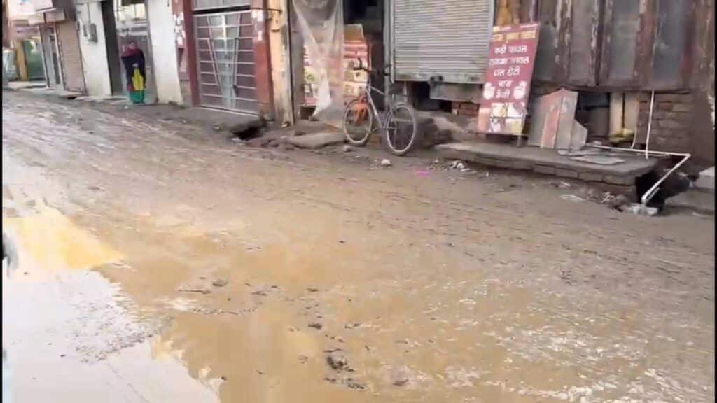 दयाल बाग, वार्ड-8 में बदहाल सड़कें बनी जनता की मुसीबत, एक साल से प्रशासन मौन 2 Snapshot 10