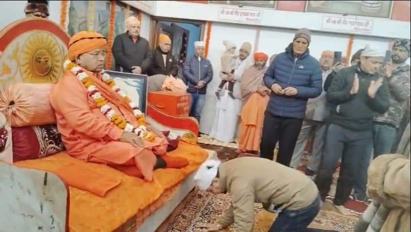 गद्दी टिल्ला श्री गुरू गोरखनाथ जी मठ में श्री श्री 108 पीर पारसनाथ जी महाराज का जन्मदिन धूमधाम से मनाया गया 1 Snapshot 2