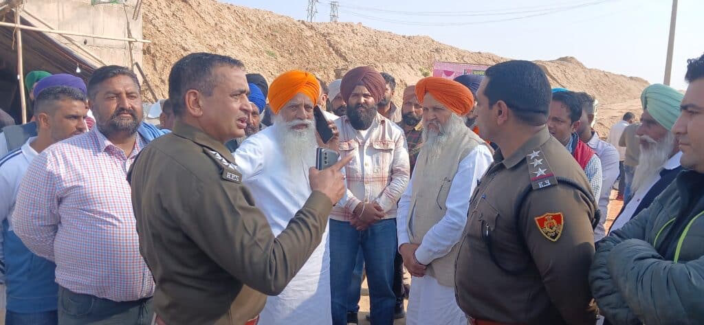 सपेरा रिंग रोड पर किसानों का धरना, अधिकारियों ने एंट्री पॉइंट बहाल करने का दिया आश्वासन 1 1002438004