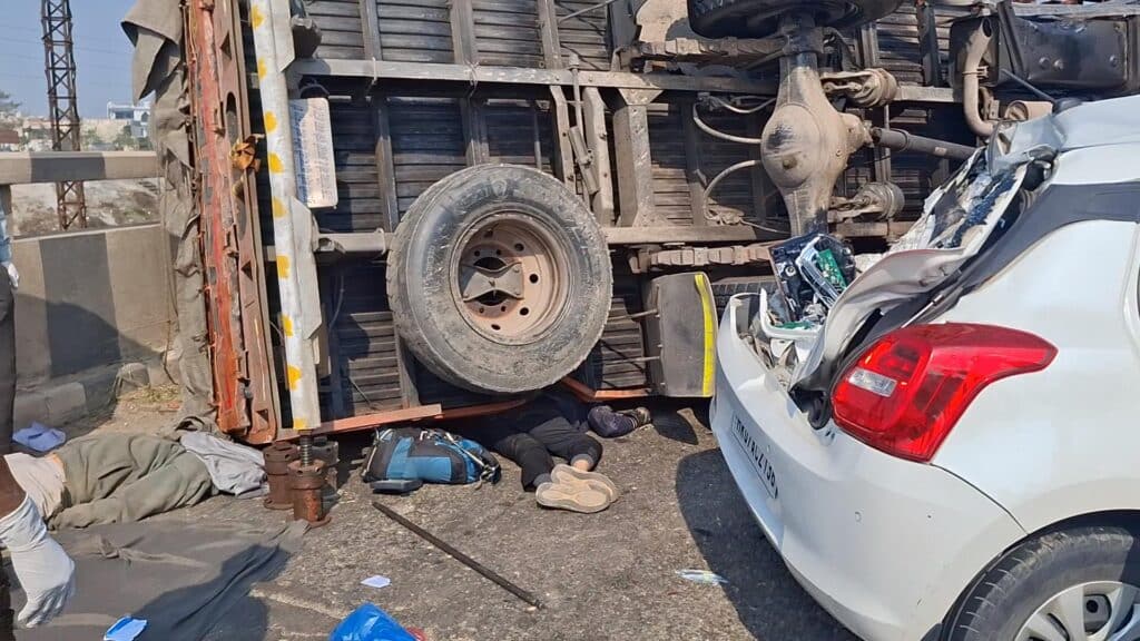 तेज रफ्तार ट्रक पलटा, बाइक व थ्री-व्हीलर सवारों की मौत, कई वाहन चपेट में 2 Snapshot 12 1