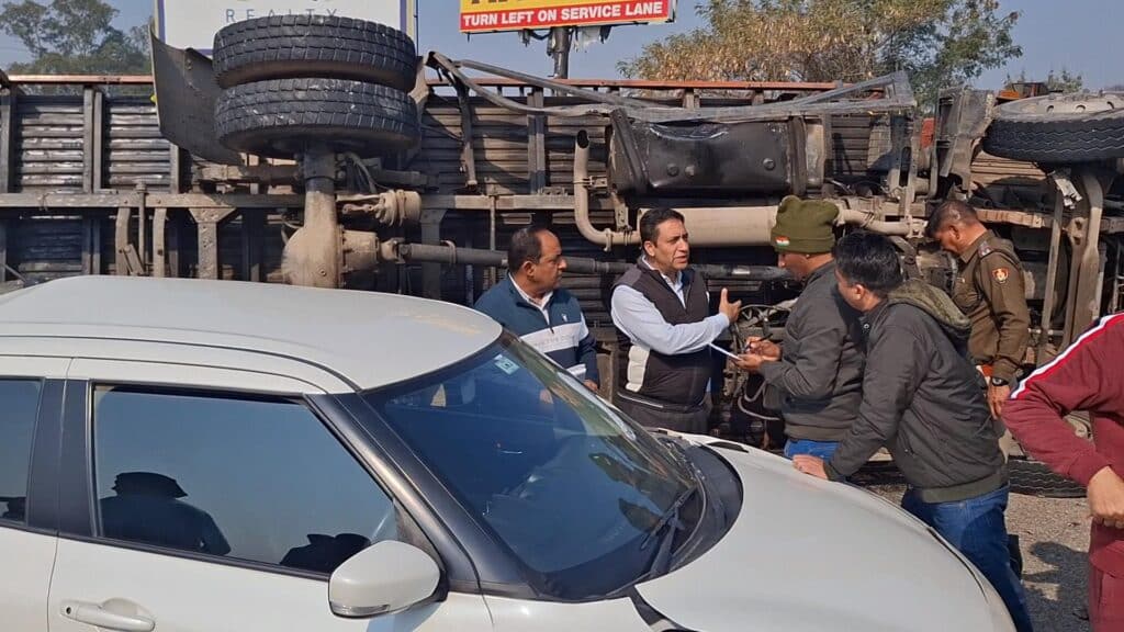 तेज रफ्तार ट्रक पलटा, बाइक व थ्री-व्हीलर सवारों की मौत, कई वाहन चपेट में 3 Snapshot 13