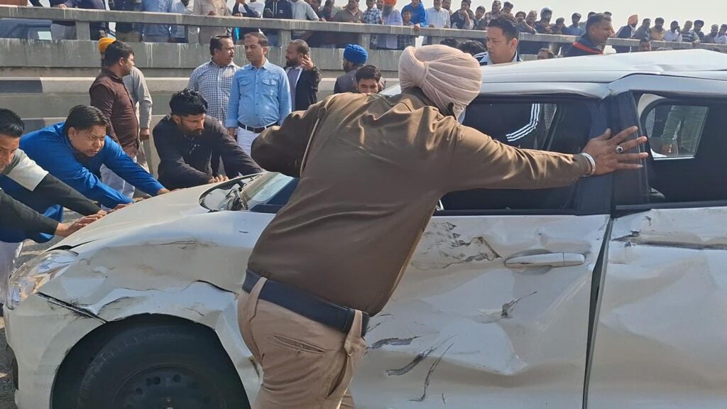 तेज रफ्तार ट्रक पलटा, बाइक व थ्री-व्हीलर सवारों की मौत, कई वाहन चपेट में 4 Snapshot 15