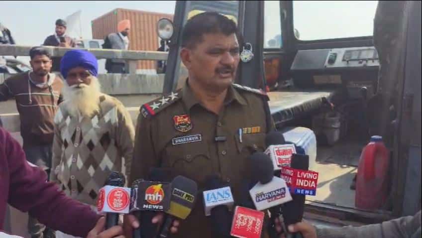 तेज रफ्तार ट्रक पलटा, बाइक व थ्री-व्हीलर सवारों की मौत, कई वाहन चपेट में 5 Snapshot 16