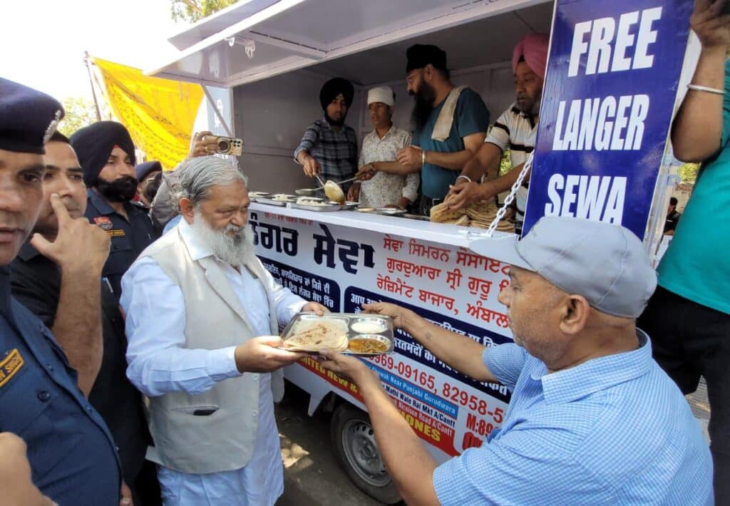 ऊर्जा मंत्री Anil Vij ने संगत सेवा वैन को दिखाई हरी झंडी, फ्री लंगर सेवा भी शुरू 2 2