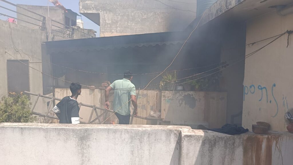 अंबाला के शालीमार बाग में भीषण आग, घर जलकर राख 2 WhatsApp Image 2026 04 26 at 4.17.19 PM