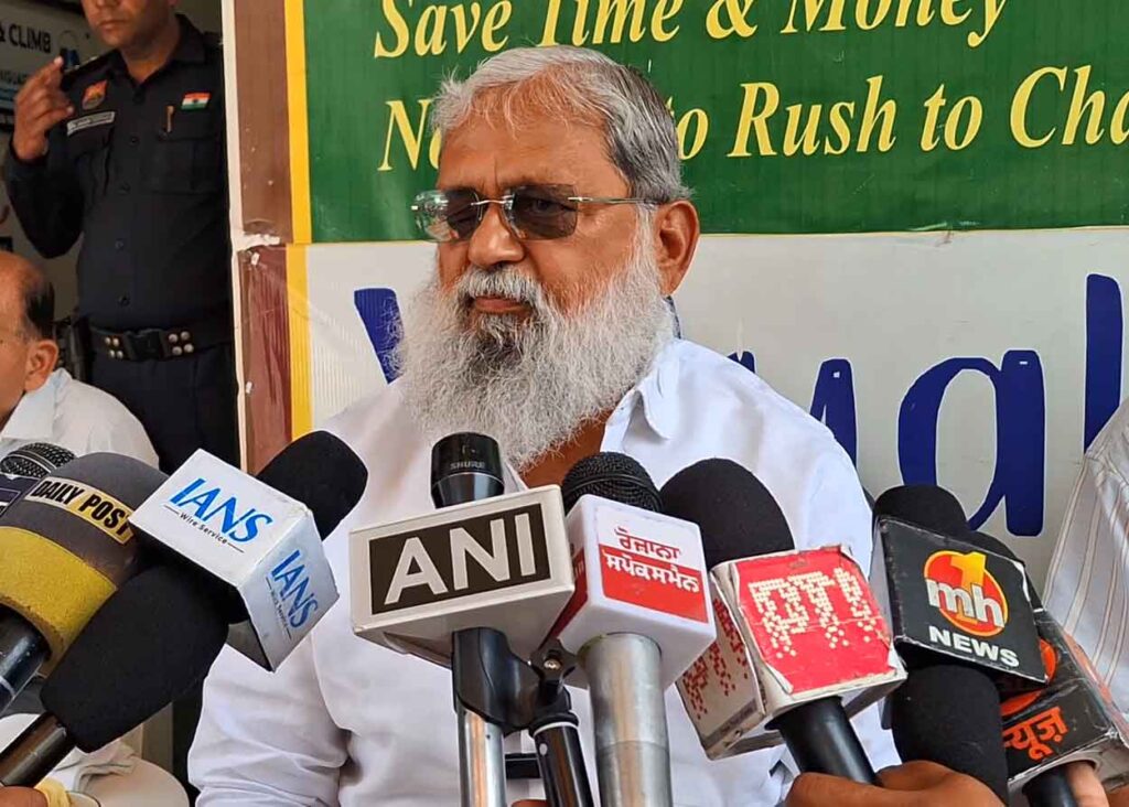 "राहुल गांधी की तरह मटरगश्ती नहीं, 20 अरब का निवेश लाए हैं प्रधानमंत्री नरेंद्र मोदी, राहुल गांधी के 'नौटंकी' वाले बयान पर ऊर्जा मंत्री अनिल विज का पलटवार" 2 Pic 1